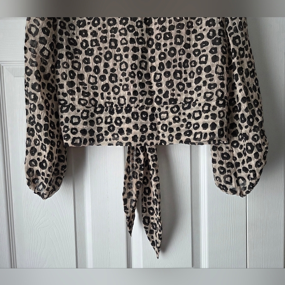 Joseph Ribkoff Beige and Black Leopard Tie-Front V-Neck Blouse Size 4 - Picture 8 of 10